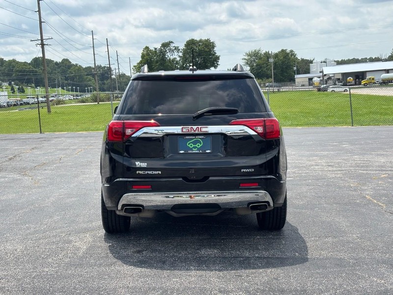 GMC Acadia Vehicle Full-screen Gallery Image 4