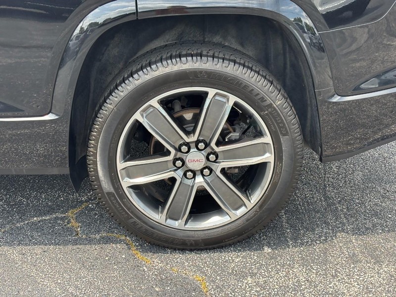 GMC Acadia Vehicle Full-screen Gallery Image 9