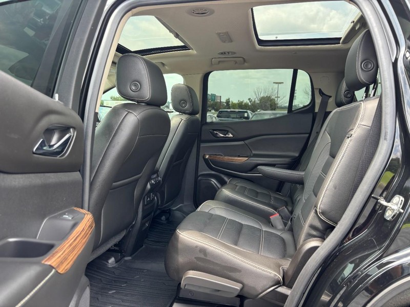 GMC Acadia Vehicle Full-screen Gallery Image 11