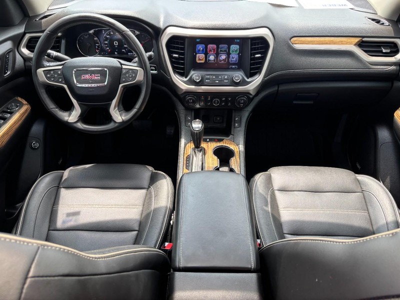 GMC Acadia Vehicle Full-screen Gallery Image 12