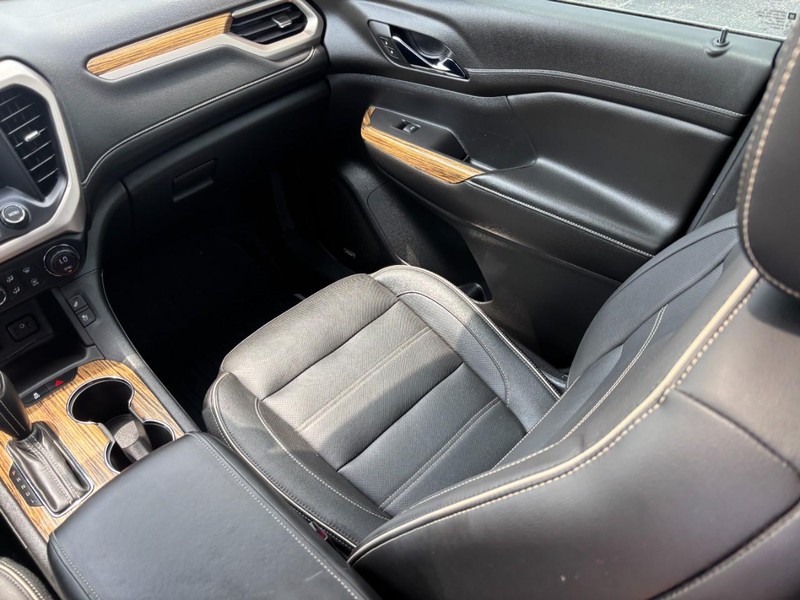 GMC Acadia Vehicle Full-screen Gallery Image 15