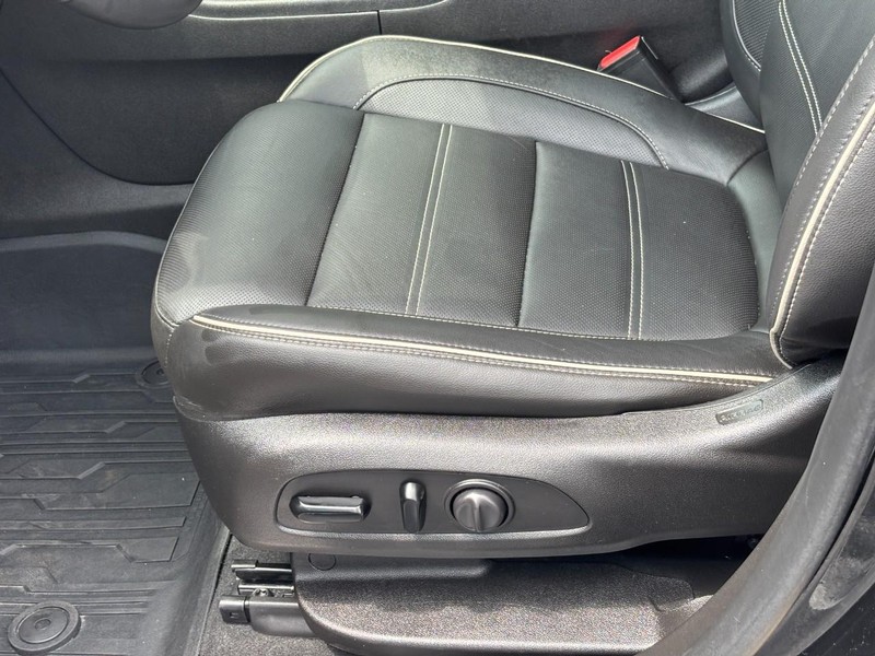 GMC Acadia Vehicle Full-screen Gallery Image 16