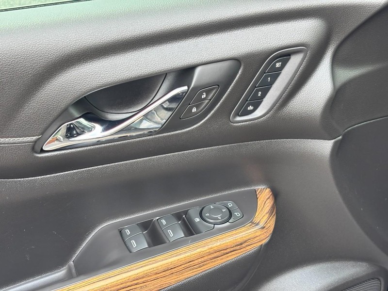 GMC Acadia Vehicle Full-screen Gallery Image 17