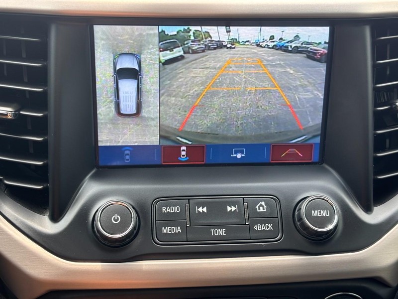 GMC Acadia Vehicle Full-screen Gallery Image 23