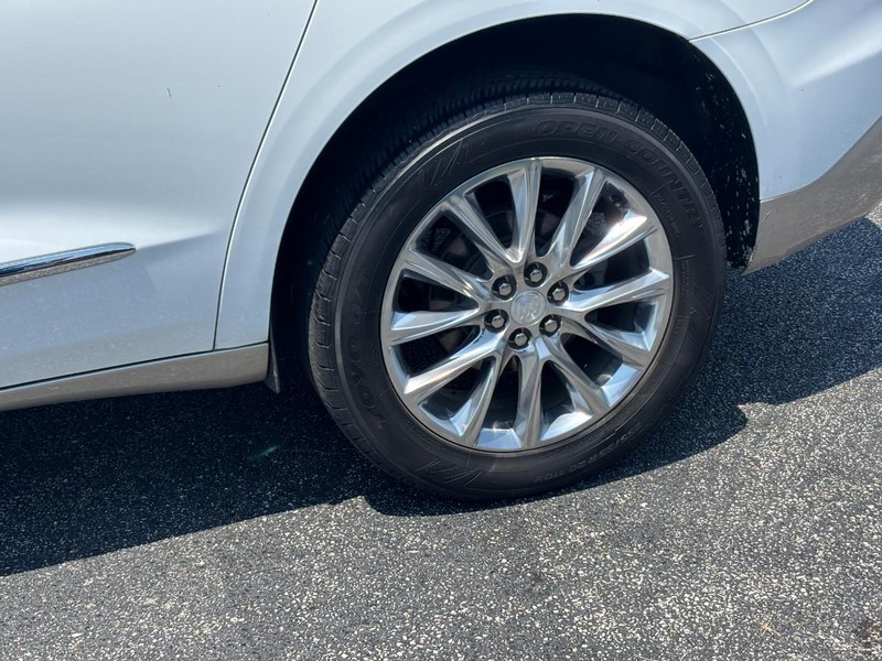 Buick Enclave Vehicle Full-screen Gallery Image 09