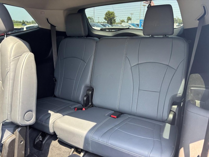 Buick Enclave Vehicle Full-screen Gallery Image 10