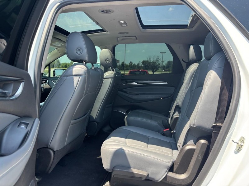 Buick Enclave Vehicle Full-screen Gallery Image 11