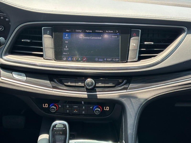 Buick Enclave Vehicle Full-screen Gallery Image 15