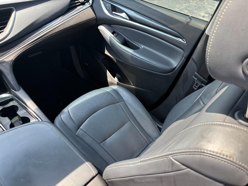 Buick Enclave Vehicle Full-screen Gallery Image 16