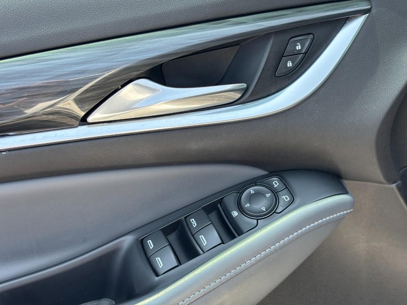 Buick Enclave Vehicle Full-screen Gallery Image 18