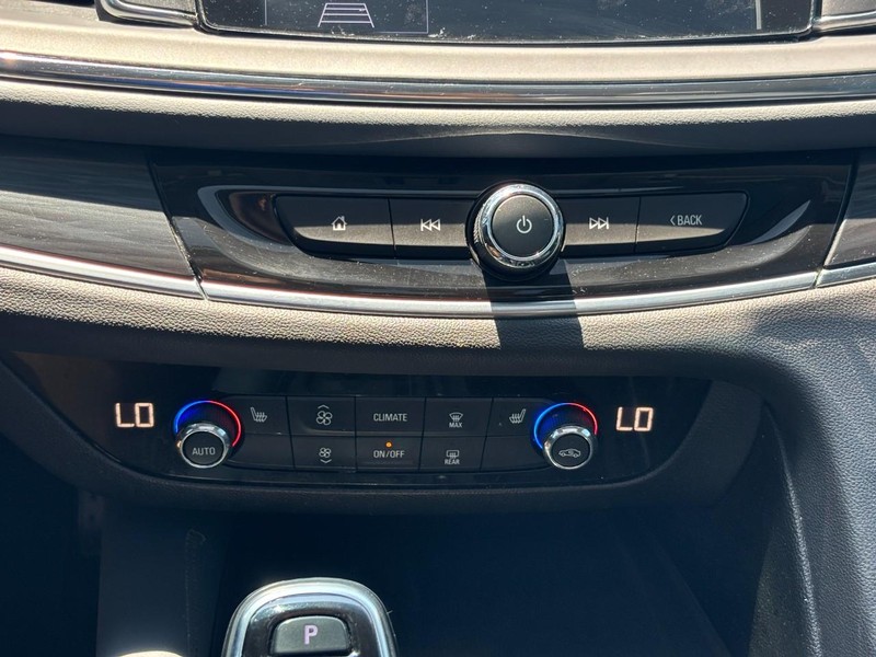 Buick Enclave Vehicle Full-screen Gallery Image 25