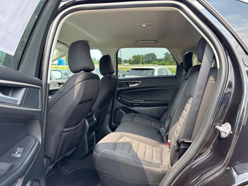 Ford Edge Vehicle Full-screen Gallery Image 10