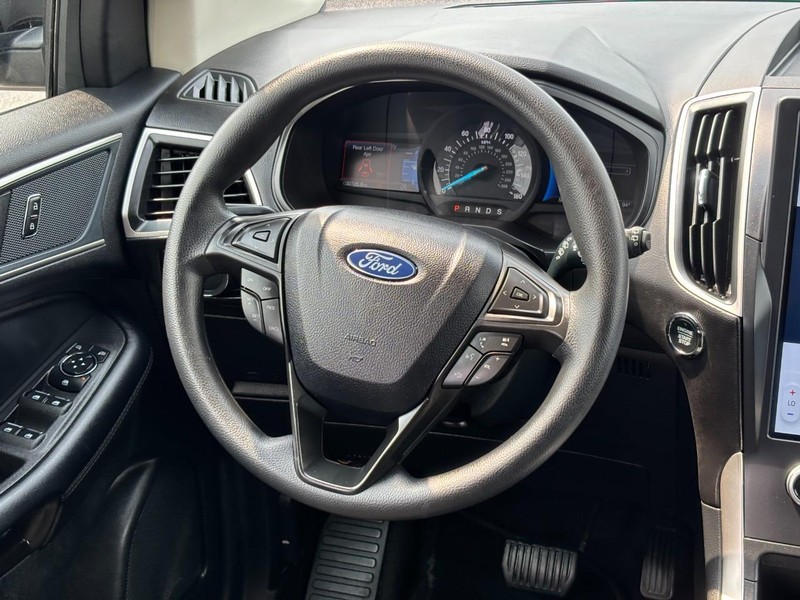 Ford Edge Vehicle Full-screen Gallery Image 12