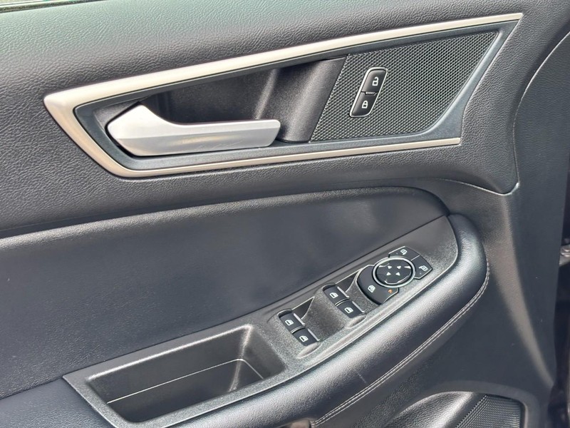 Ford Edge Vehicle Full-screen Gallery Image 16