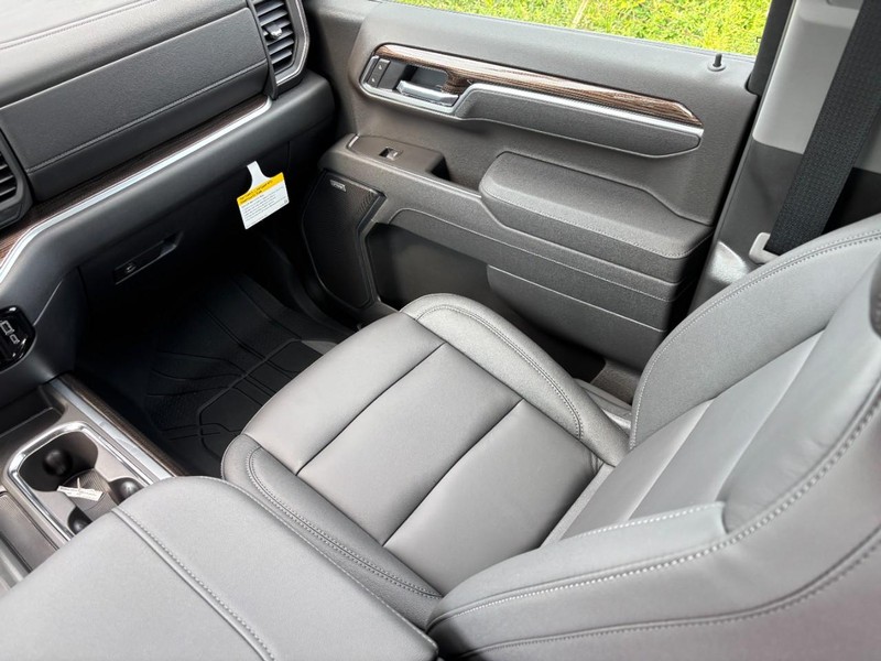 Chevrolet Silverado 1500 Vehicle Full-screen Gallery Image 12