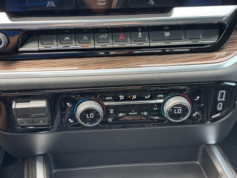 Chevrolet Silverado 1500 Vehicle Full-screen Gallery Image 21