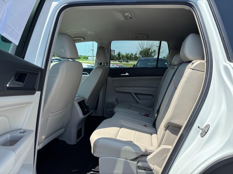 Volkswagen Atlas Vehicle Full-screen Gallery Image 11