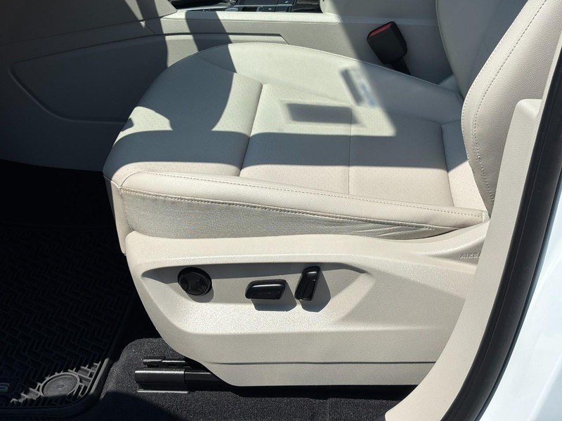 Volkswagen Atlas Vehicle Full-screen Gallery Image 16