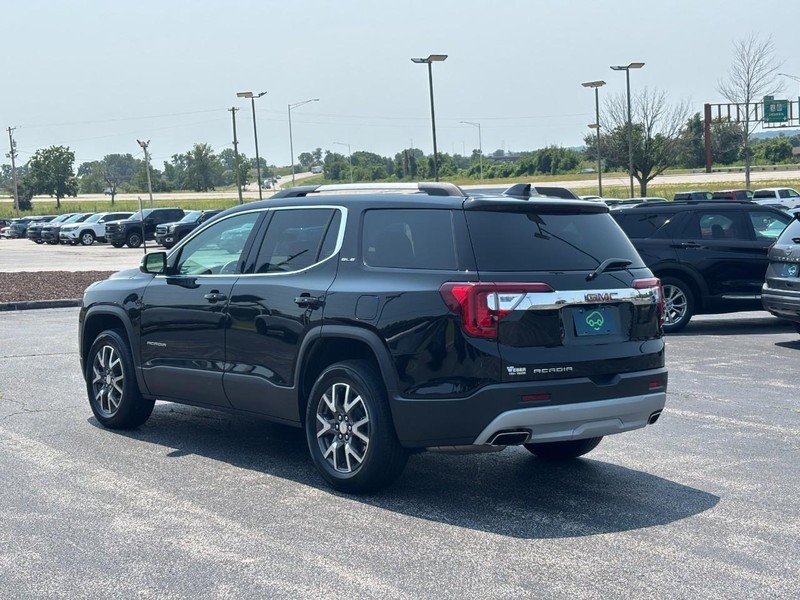 GMC Acadia Vehicle Full-screen Gallery Image 3
