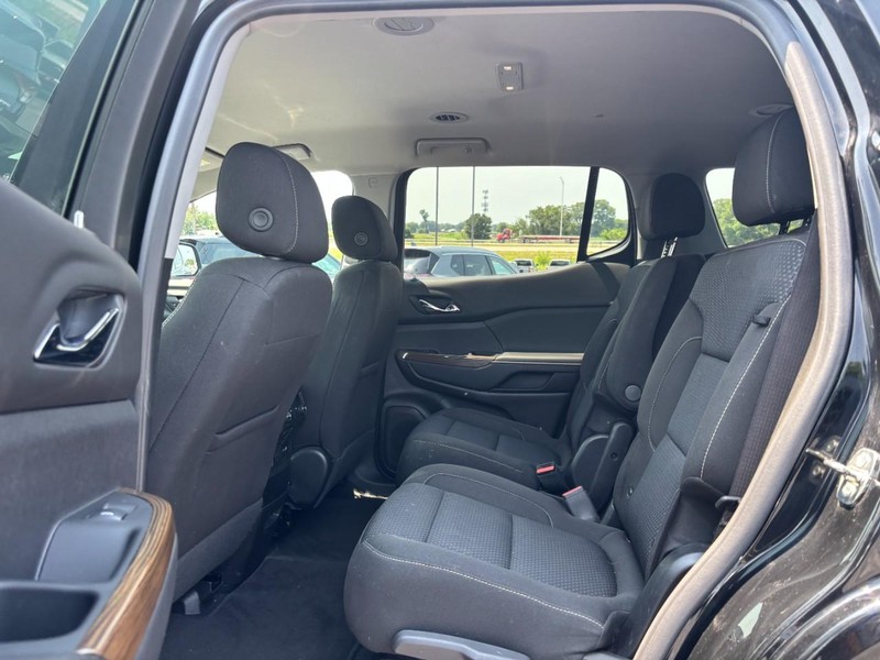 GMC Acadia Vehicle Full-screen Gallery Image 11