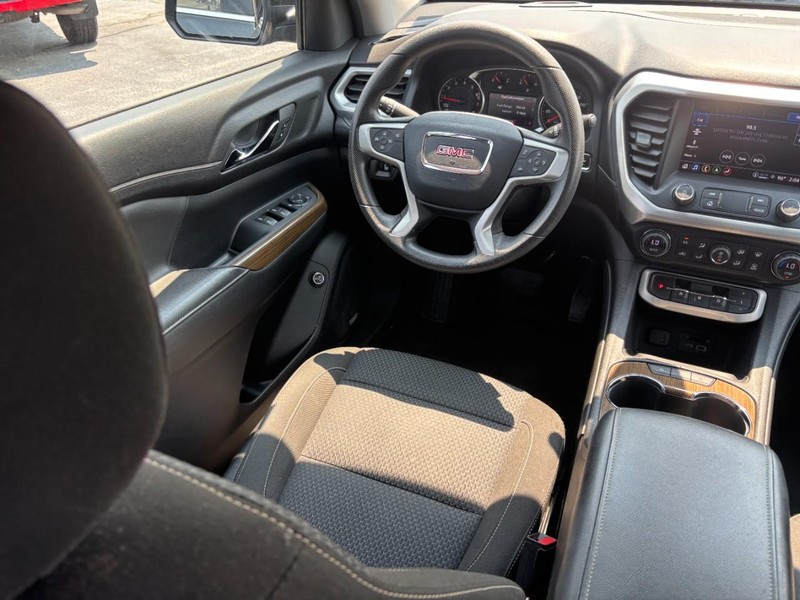 GMC Acadia Vehicle Full-screen Gallery Image 12