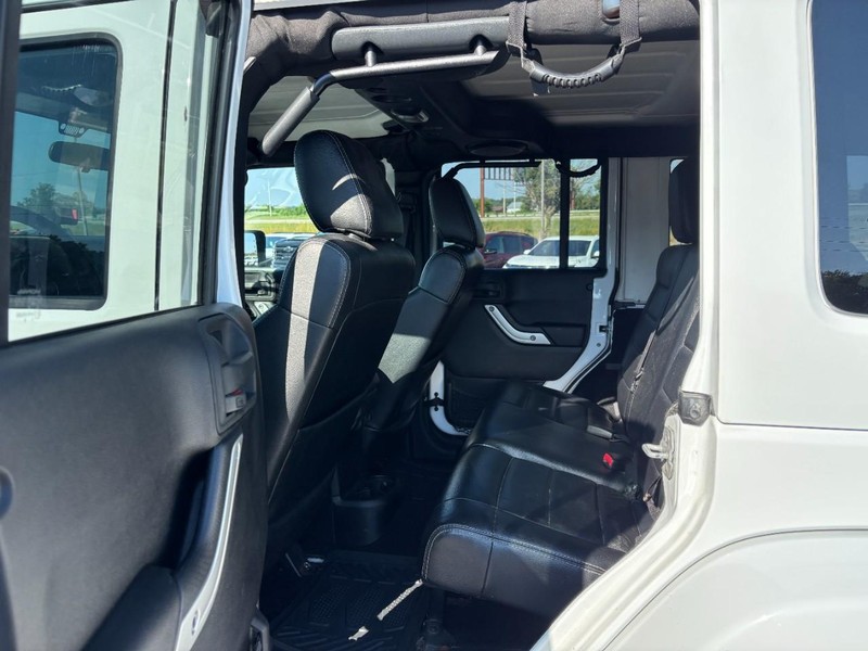 Jeep Wrangler Unlimited Vehicle Full-screen Gallery Image 10