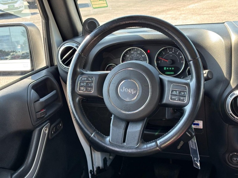 Jeep Wrangler Unlimited Vehicle Full-screen Gallery Image 12