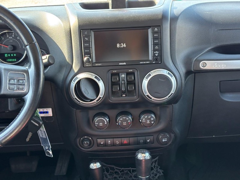 Jeep Wrangler Unlimited Vehicle Full-screen Gallery Image 13