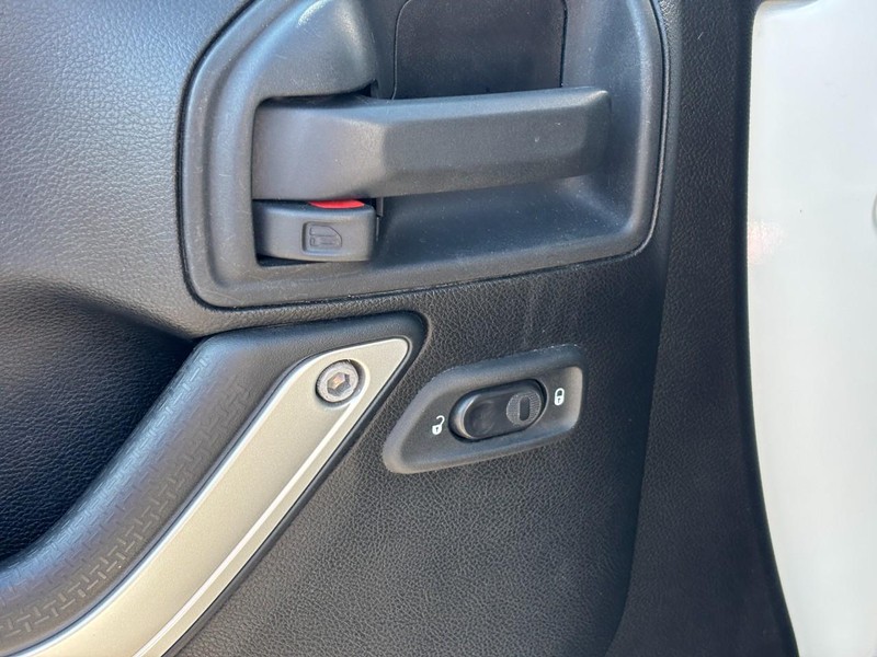 Jeep Wrangler Unlimited Vehicle Full-screen Gallery Image 16