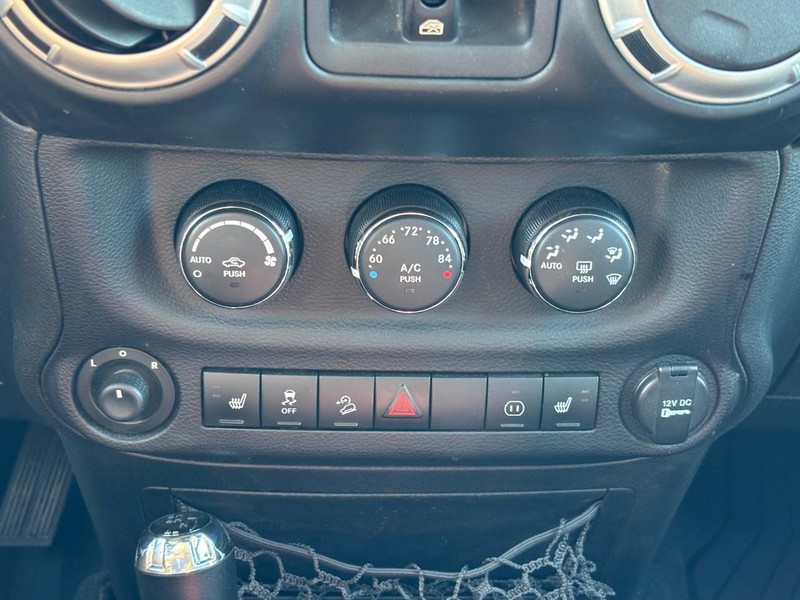 Jeep Wrangler Unlimited Vehicle Full-screen Gallery Image 21
