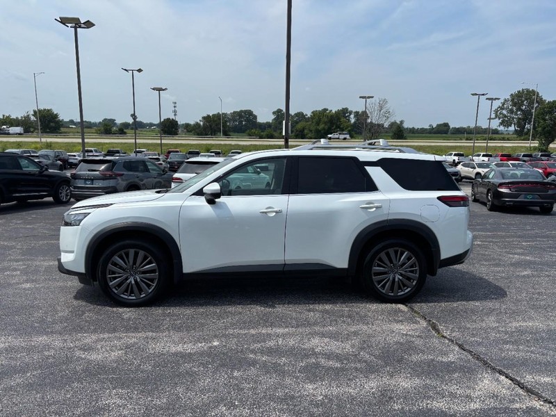 Nissan Pathfinder Vehicle Full-screen Gallery Image 2
