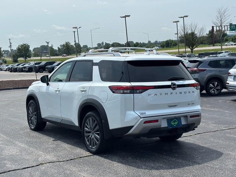 Nissan Pathfinder Vehicle Full-screen Gallery Image 3