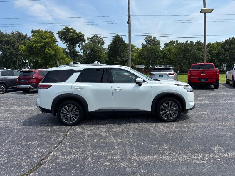 Nissan Pathfinder Vehicle Full-screen Gallery Image 6