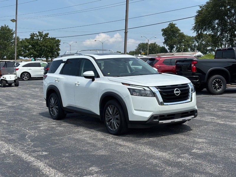 Nissan Pathfinder Vehicle Full-screen Gallery Image 7