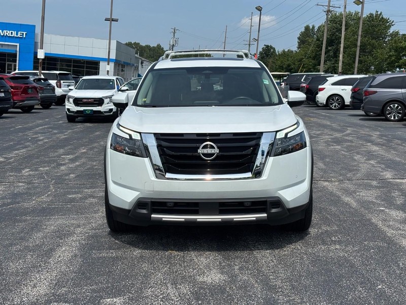 Nissan Pathfinder Vehicle Full-screen Gallery Image 8