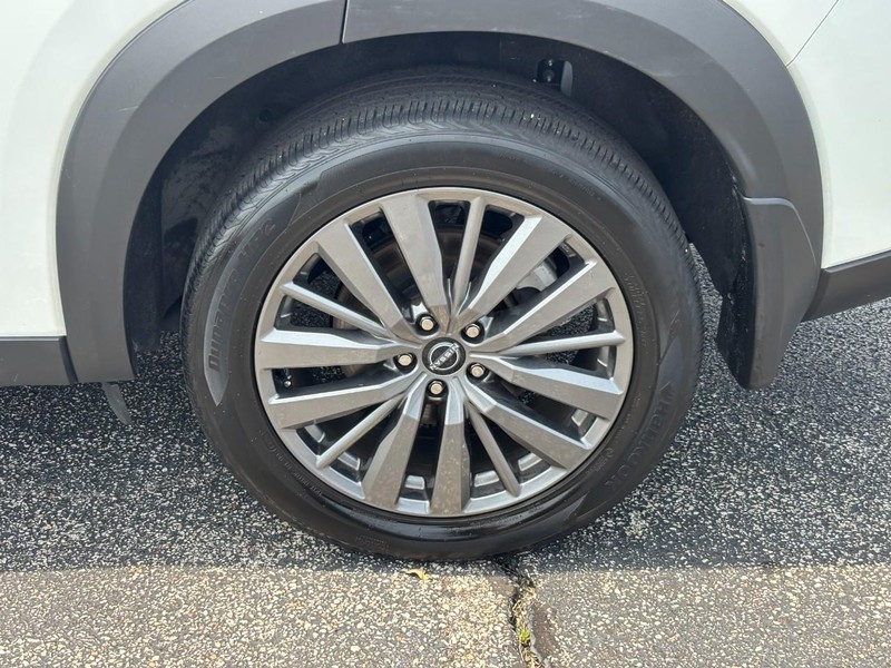 Nissan Pathfinder Vehicle Full-screen Gallery Image 9