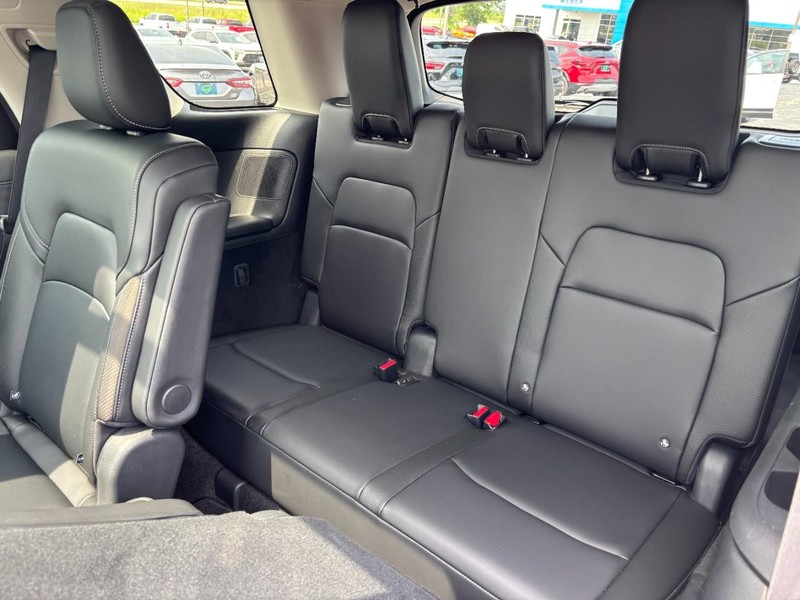 Nissan Pathfinder Vehicle Full-screen Gallery Image 10