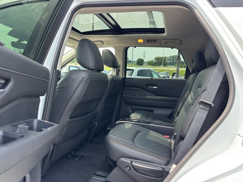 Nissan Pathfinder Vehicle Full-screen Gallery Image 11
