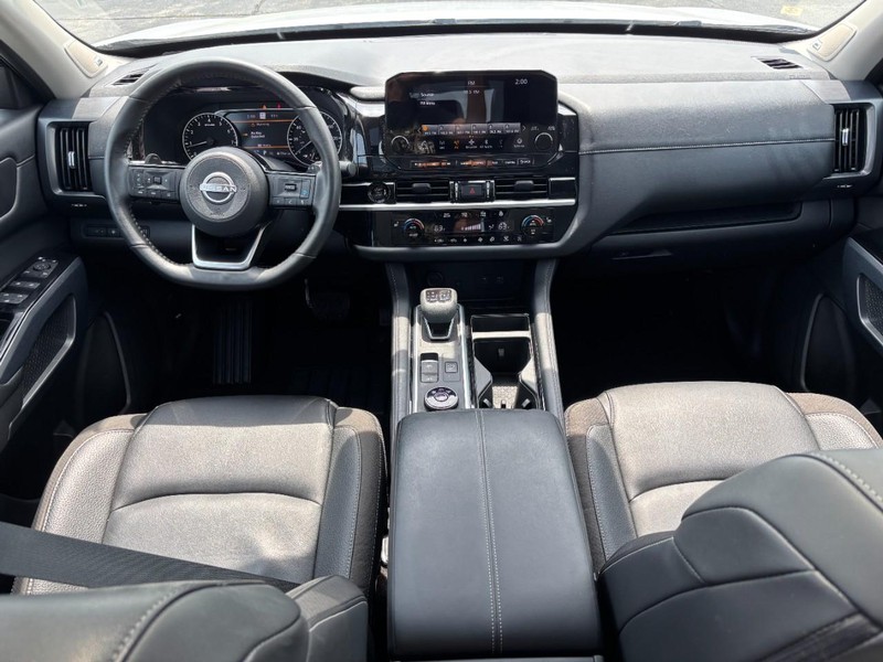 Nissan Pathfinder Vehicle Full-screen Gallery Image 12