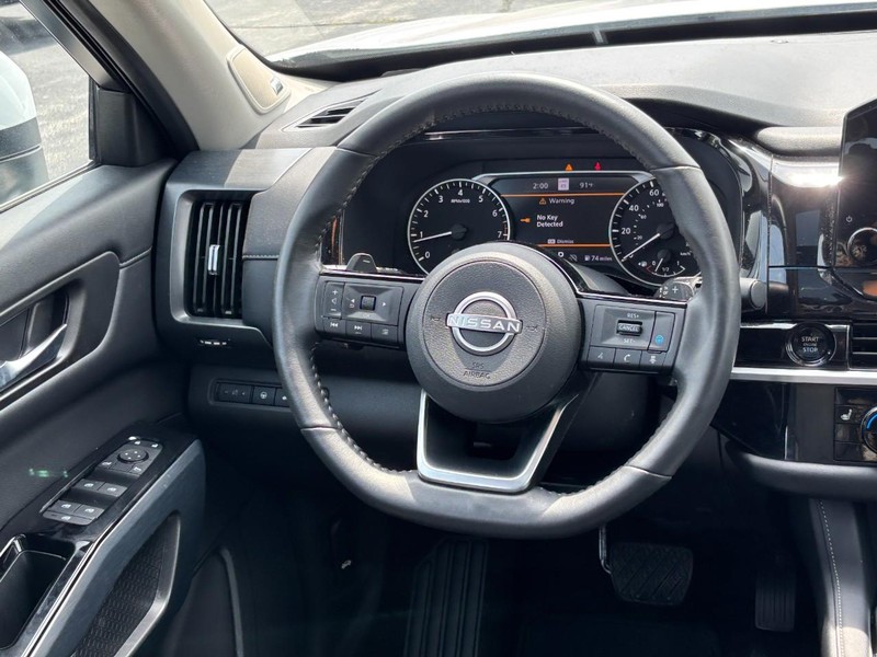 Nissan Pathfinder Vehicle Full-screen Gallery Image 13