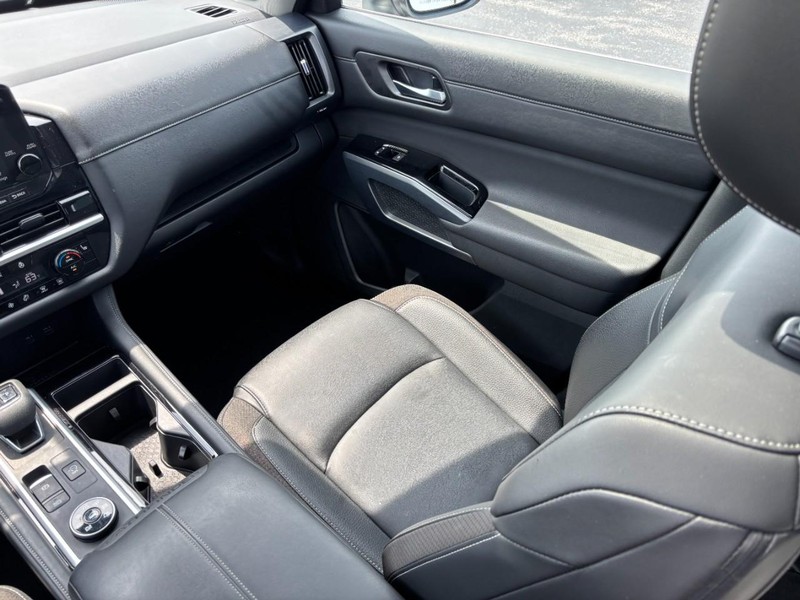 Nissan Pathfinder Vehicle Full-screen Gallery Image 15