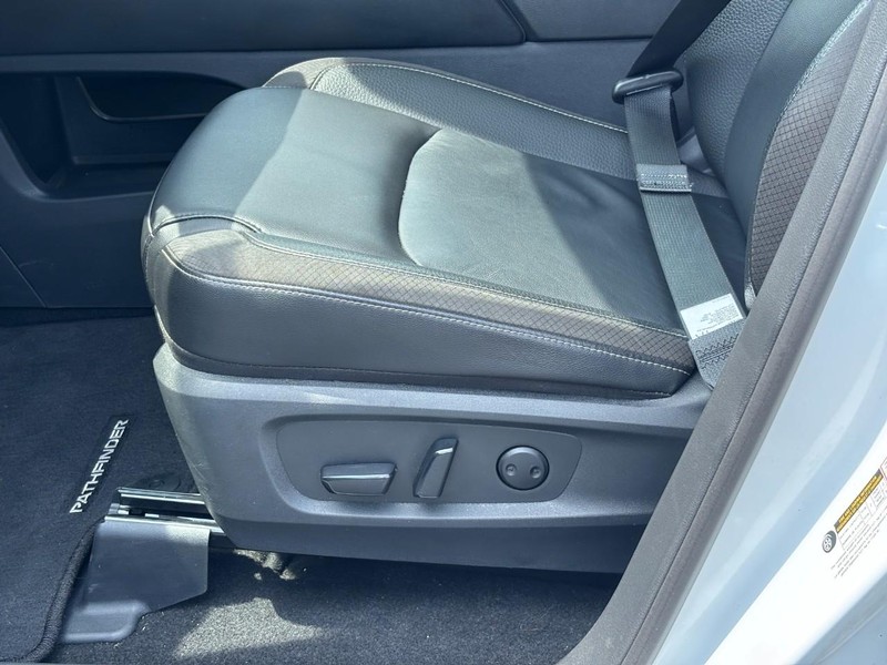 Nissan Pathfinder Vehicle Full-screen Gallery Image 16