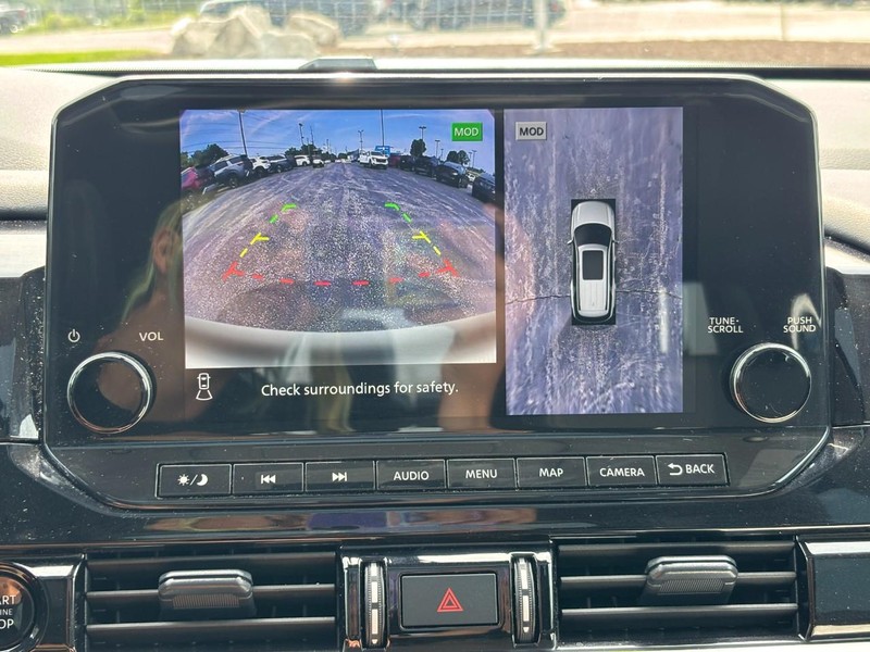 Nissan Pathfinder Vehicle Full-screen Gallery Image 22