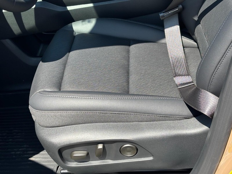 Chevrolet Equinox Vehicle Full-screen Gallery Image 10