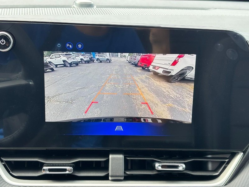 Chevrolet Equinox Vehicle Full-screen Gallery Image 17