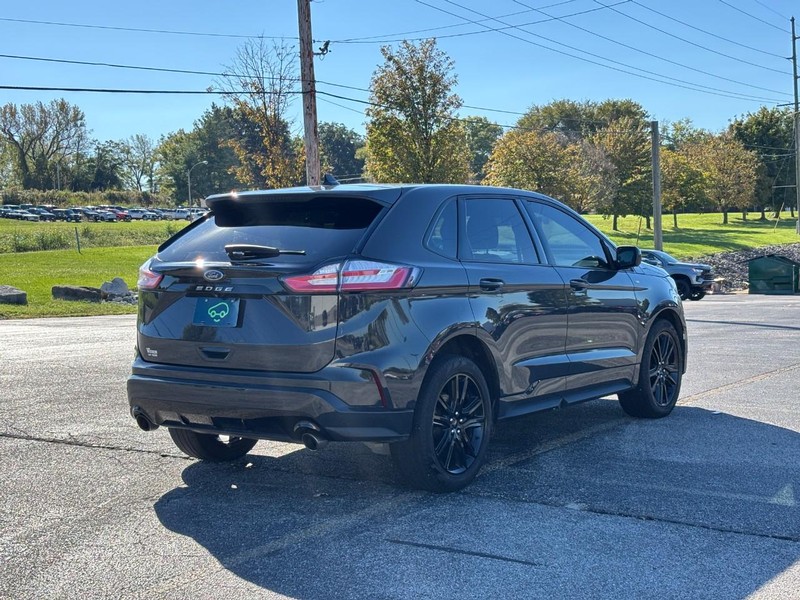 Ford Edge Vehicle Full-screen Gallery Image 05