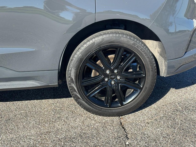 Ford Edge Vehicle Full-screen Gallery Image 09