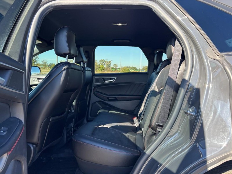 Ford Edge Vehicle Full-screen Gallery Image 10