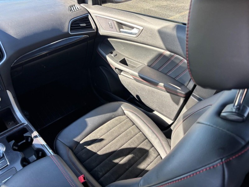 Ford Edge Vehicle Full-screen Gallery Image 14