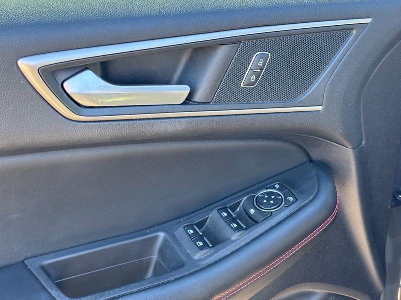 Ford Edge Vehicle Full-screen Gallery Image 16